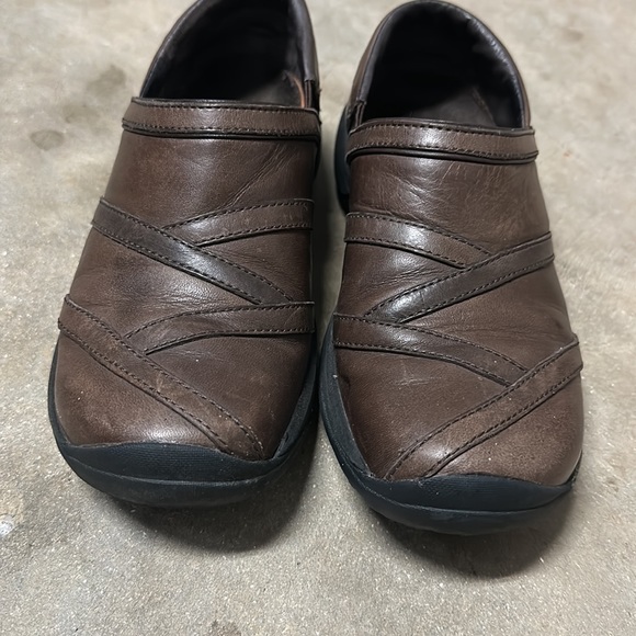 Gently used Merrell comfort sneaker/ work shoe in dark brown; worn twice. - Picture 4 of 4